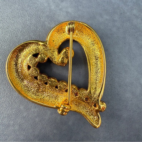 Elegant Gold Heart Brooch with Pearl and Crystals - Picture 10 of 10